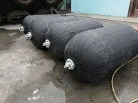 Qualità Parafango pneumatico con imbracatura Parafango in gomma per equipaggiamento protettivo fabbrica