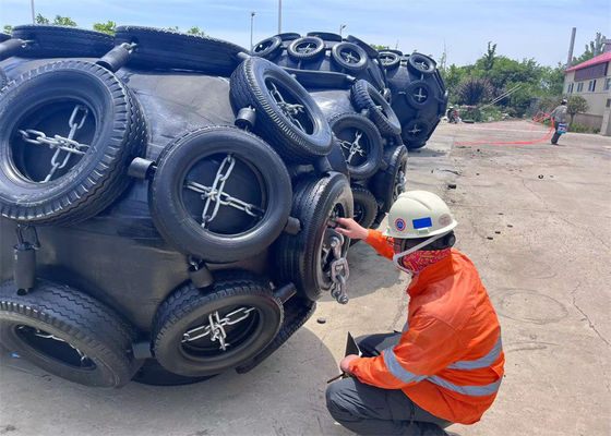 Qualità Cuscino ammortizzatore pneumatico in gomma per nave galleggiante Yokohama 3.3*6.5M 50kpa con pneumatico a catena fabbrica