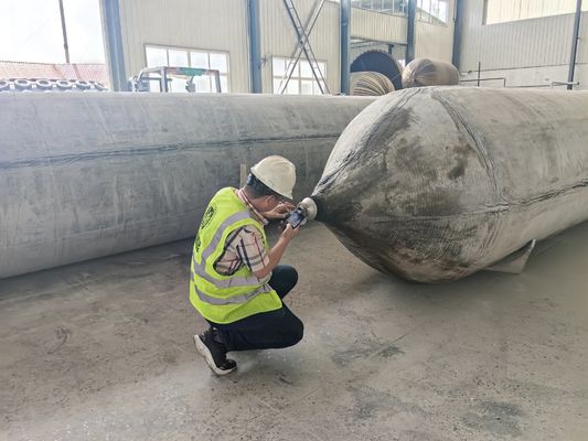 Qualità Pressione di scoppio da 0,3 MPa a 0,5 MPa Airbag di gomma marina gonfiato dall'aria compressa Adatto per la movimentazione del carico marino Periodo di 18 mesi fabbrica