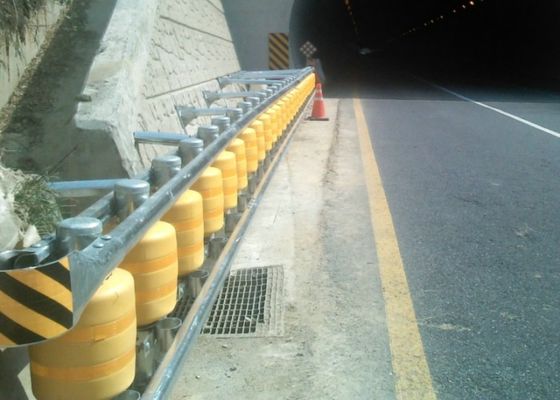 Qualità Schiuma dell'unità di elaborazione/barriera del rullo della strada principale della barriera del rullo di sicurezza stradale di EVA per le strade soggette ad incidenti fabbrica