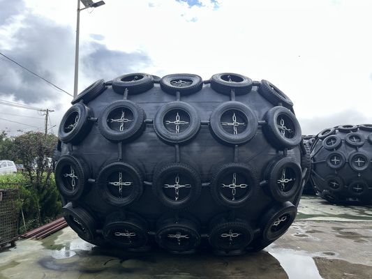 Qualità Parabordi pneumatici marini ad alta durabilità con rete di protezione in catena e pneumatici Metodo di pagamento Western Union Ideale per la sicurezza dell'attracco delle navi fabbrica