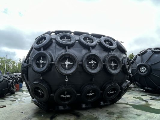 Qualità Sbarco di navi 50Kpa 80Kpa Fender di gomma Catena di gomma Rete di pneumatici Fender pesante per la protezione degli ormeggi delle navi marittime fabbrica