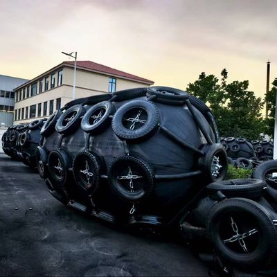 Qualità Sistema di protezione per banchine marine con parabordi pneumatici in gomma resistente, adatto a navi, chiatte e porti, per l'assorbimento degli urti fabbrica