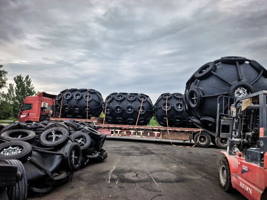 Qualità Proteggi il tuo molo con i parabordi per banchina: eccellente assorbimento degli urti e pressione di gonfiaggio di 50KPa fabbrica
