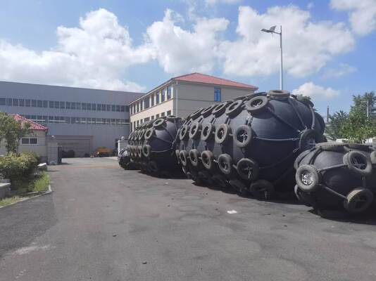 Qualità Parabordi Pneumatici in Gomma per Uso Intensivo con Pressione 50kpa e 80kpa per la Protezione di Navi Ice Class all'Ormeggio fabbrica