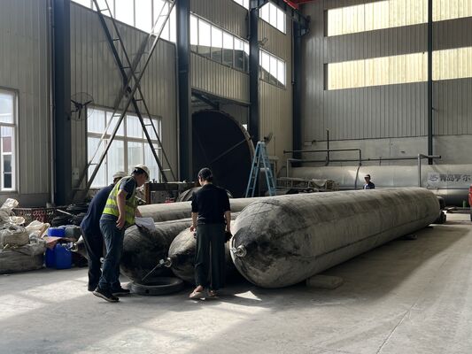 Qualità Marine Rubber Airbag with High Grip Surface Pattern for Stable Shipyard Positioning in 0.8-3 M Diameter and 4-25 M Length fabbrica