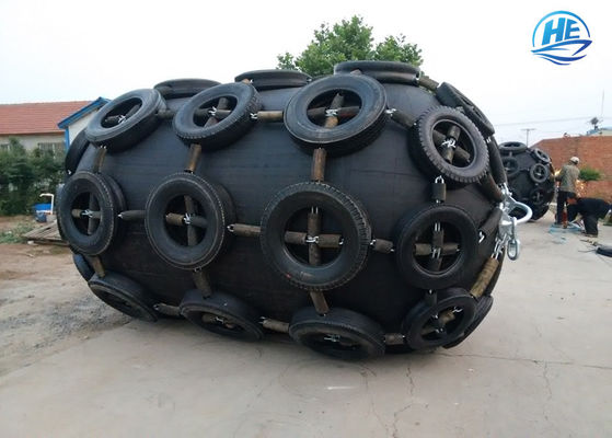 Qualità ISO 17357 Compliant High Elasticity Natural Rubber Pneumatic Rubber Fender for Port Anti-Collision Use fabbrica