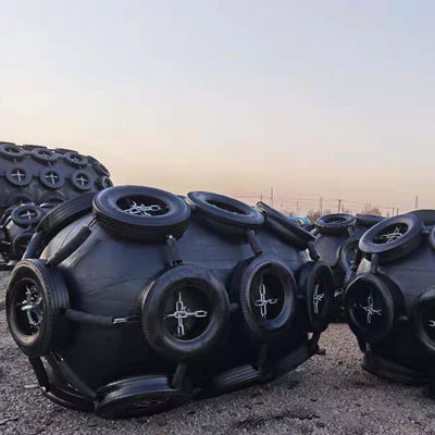 Qualità Fender pneumatico in gomma personalizzato con dimensioni disponibili da 0,3-4,8 M e pressione di 50kpa e 80kpa per applicazioni di fender navale fabbrica