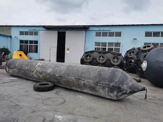 Qualità Marine Rubber Airbags Assist Boats nera che ottiene in e dall'acqua fabbrica