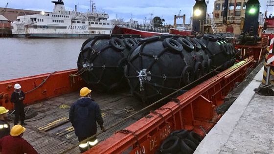 Qualità 50KPA barca di galleggiamento di dimensione D2.5*L4 Marine Pneumatic Rubber Fender Inflatable fabbrica