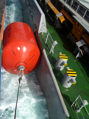 Qualità Hot Dip Galvanized Foam Filled Fender with High Energy Absorption and Maintenance-free Design for Marine Vessel Protection fabbrica