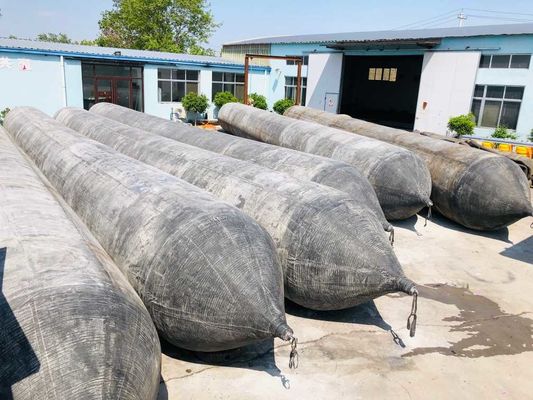 Qualità Airbag in gomma marina standard ISO14409 Nero o airbag in gomma marina personalizzato progettato per la sicurezza e la movimentazione delle navi marittime fabbrica